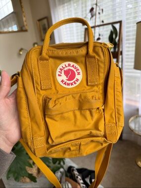 Fjallraven Kånken Sling in Ochre - Mini Shoulder Bag - Mustard Yellow